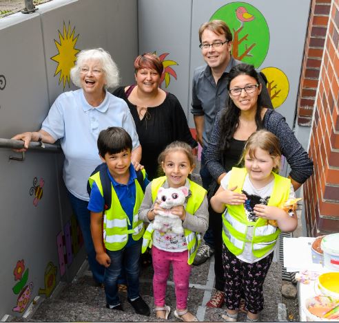 Generationenübergreifende Malaktion im Bielefelder Modell