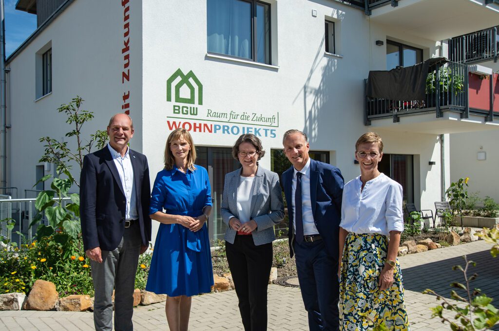 NRW-Bauministerin Ina Scharrenbach besichtigte Mehrgenerationenwohnanlage
