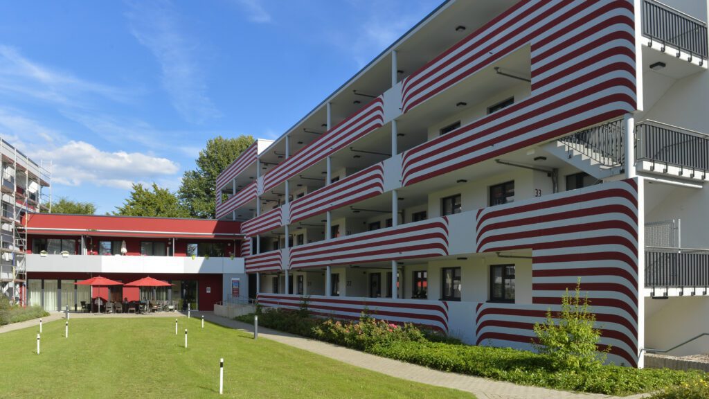 BGW-Mitarbeiter*innen helfen bei den Vorbereitungen zum Hoffest